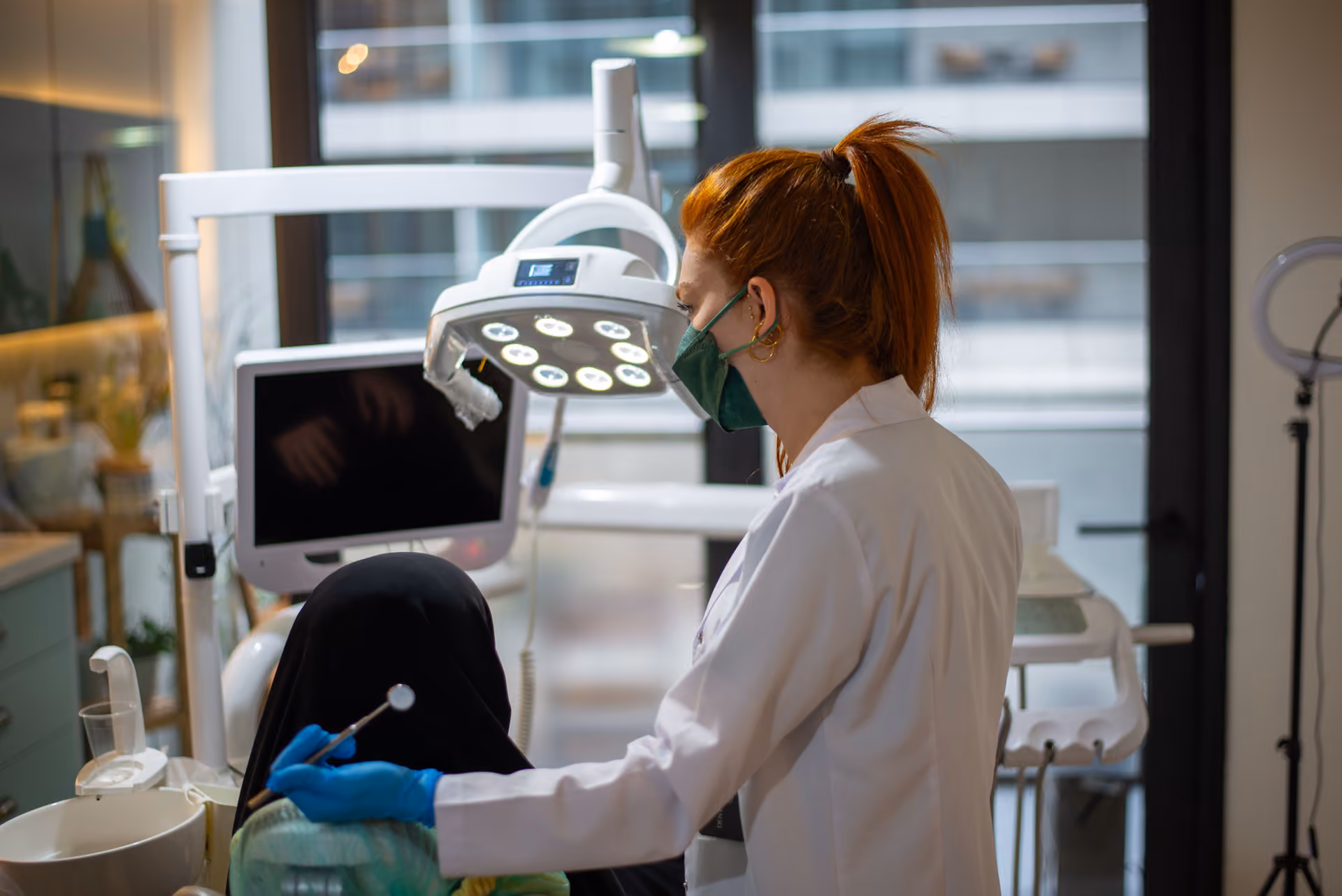 Kliniğin muayene odasında hasta koltuğu ve tedavi ünitesi