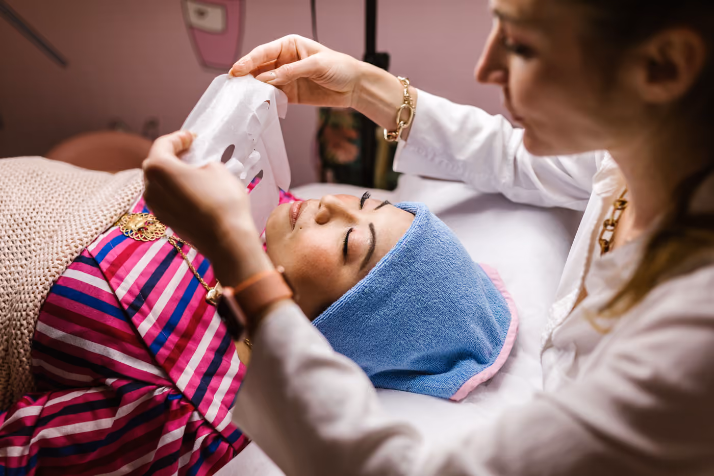 Uzmanın yüze kâğıt maske uygulaması