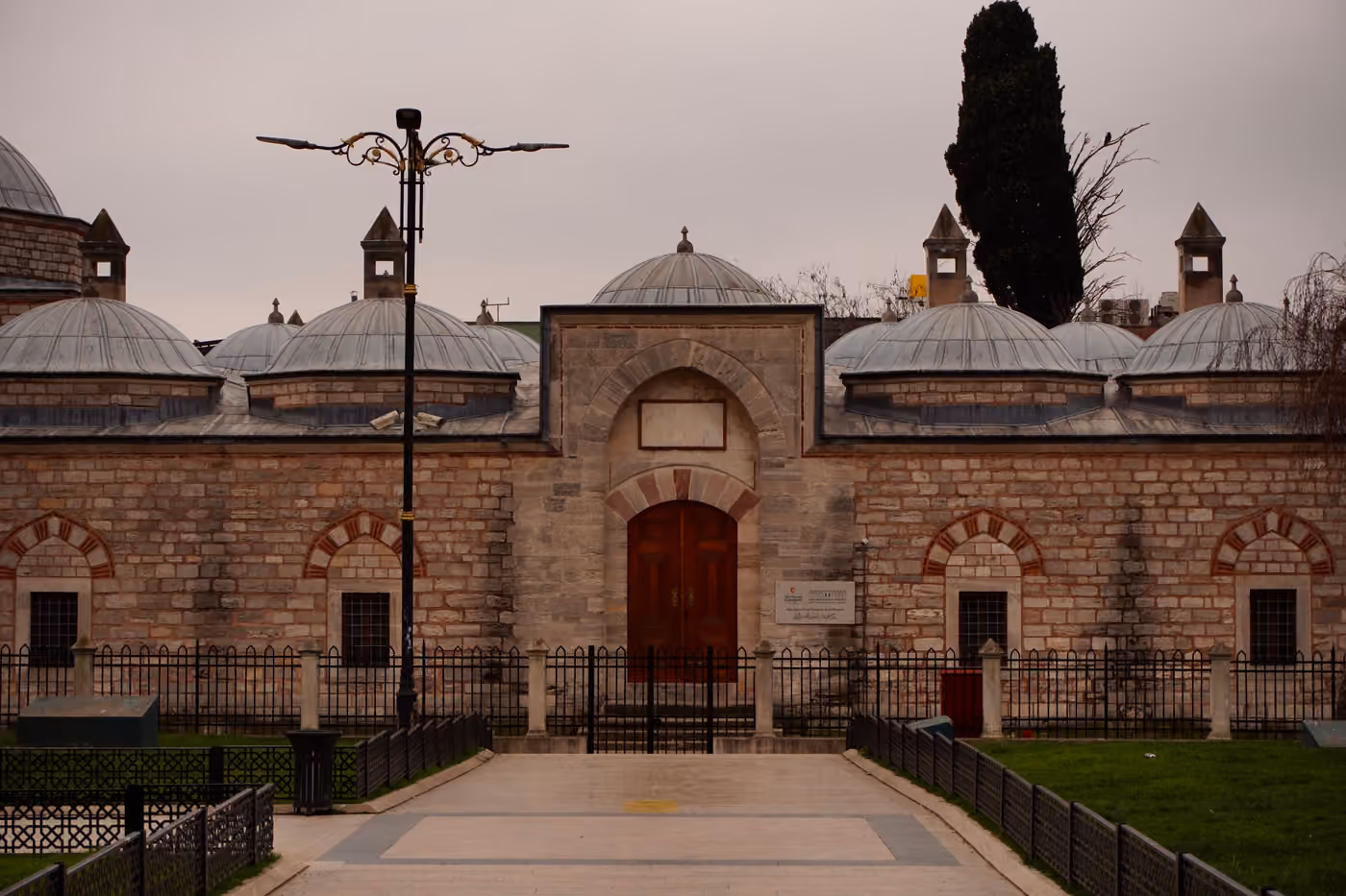 Soğuklukta ahşap dinlenme sedirleri