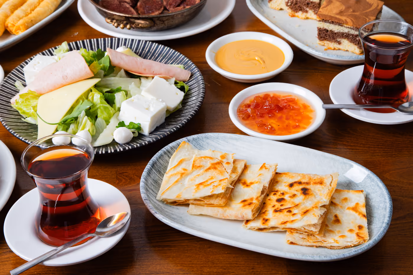 Sofraya dizilmiş peynir ve reçel tabakları