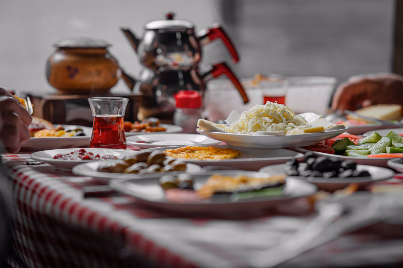 Ağaç altındaki bahçe masaları