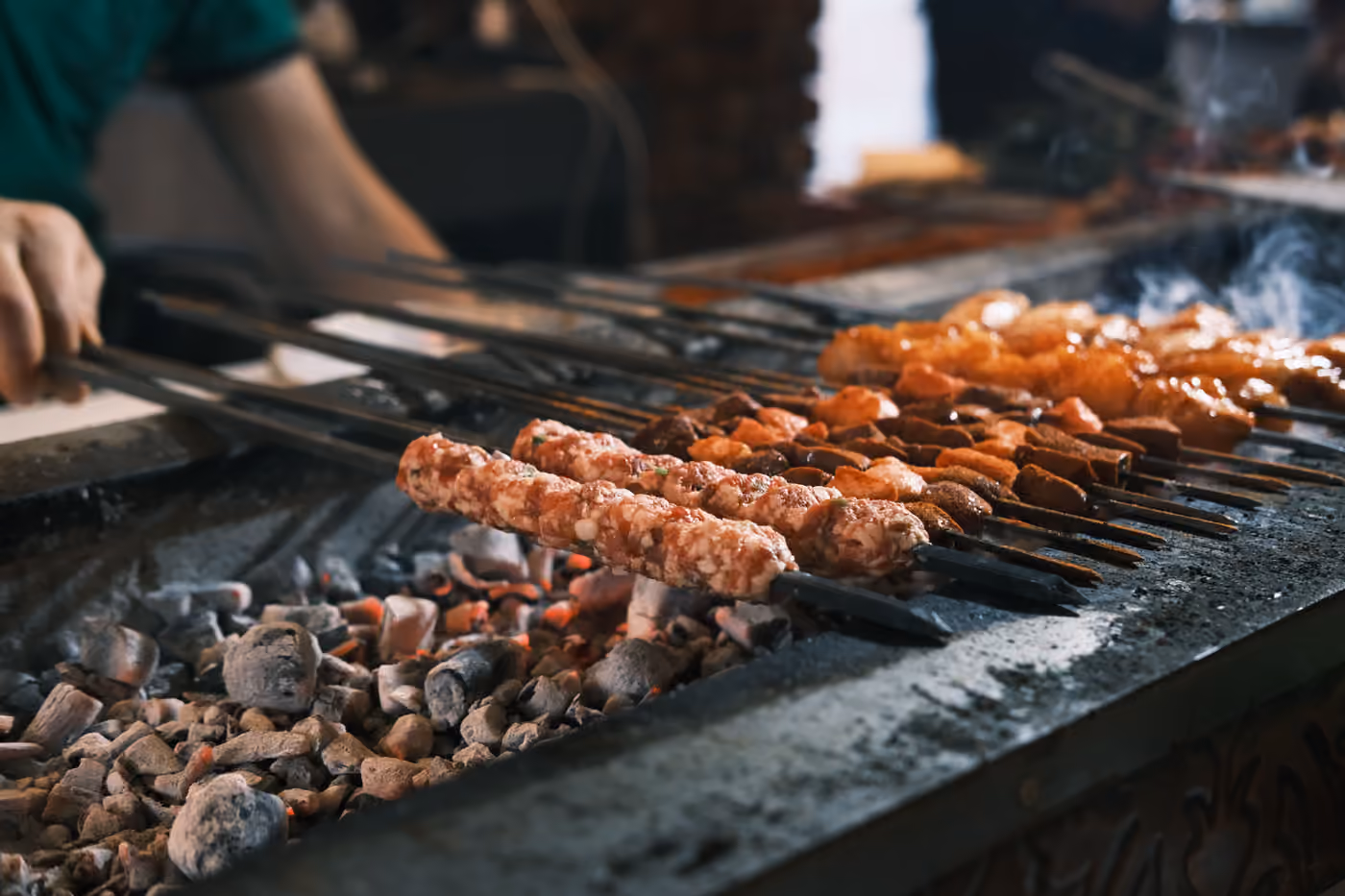 Masaya çıkan meze tabakları ve sıcak lavaş