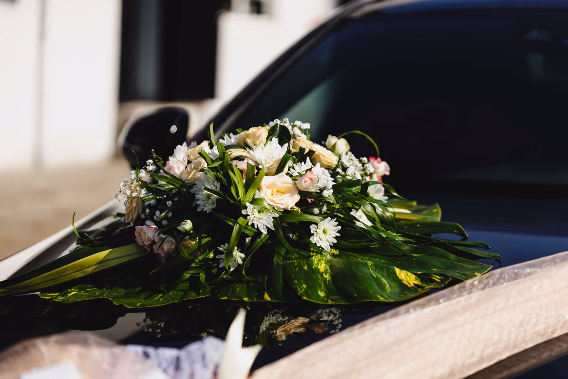 Akşam ışığında kurulmuş düğün masası ve çiçek düzeni