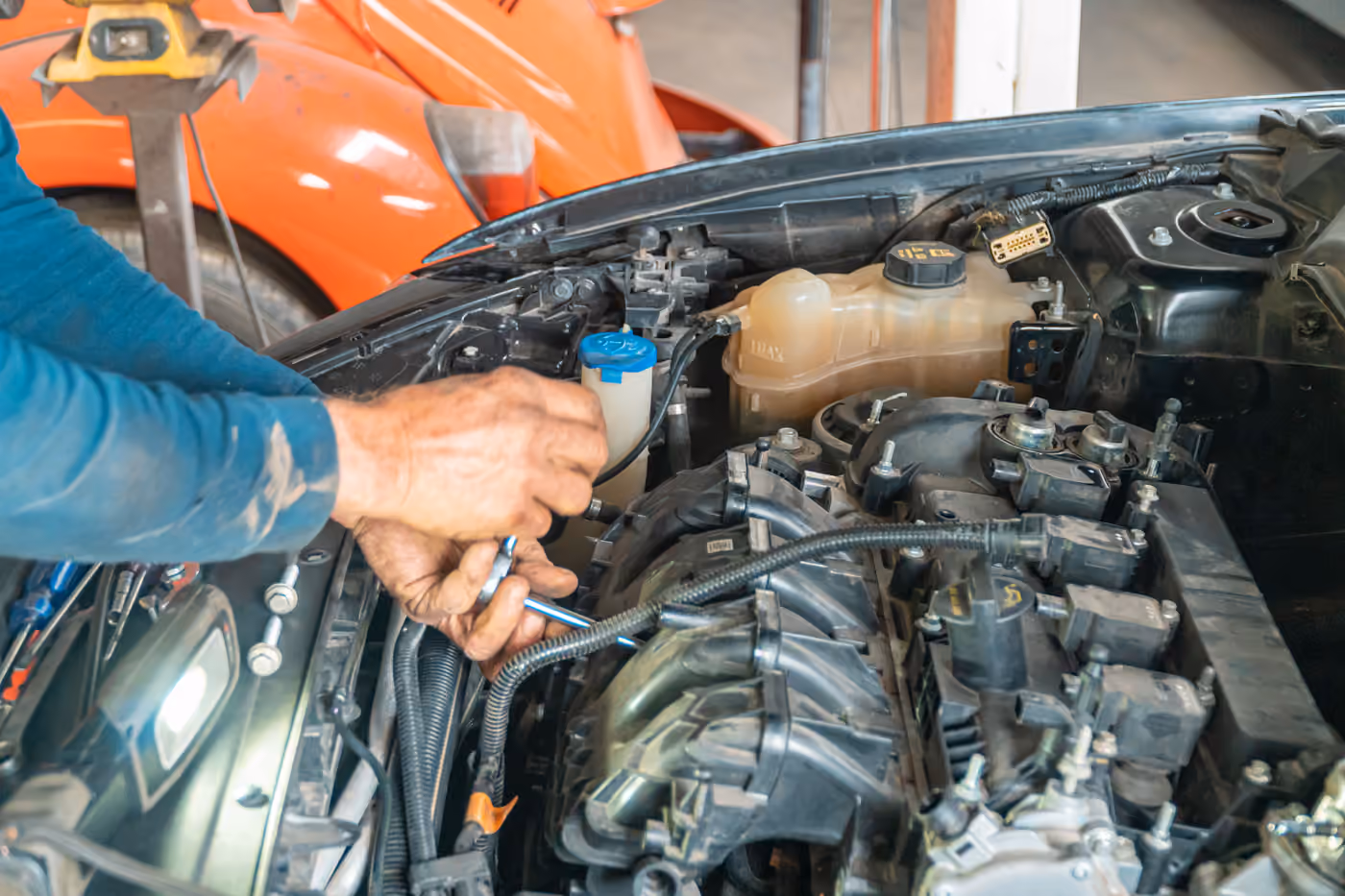 Motor üzerinde söküm yapan servis çalışanı