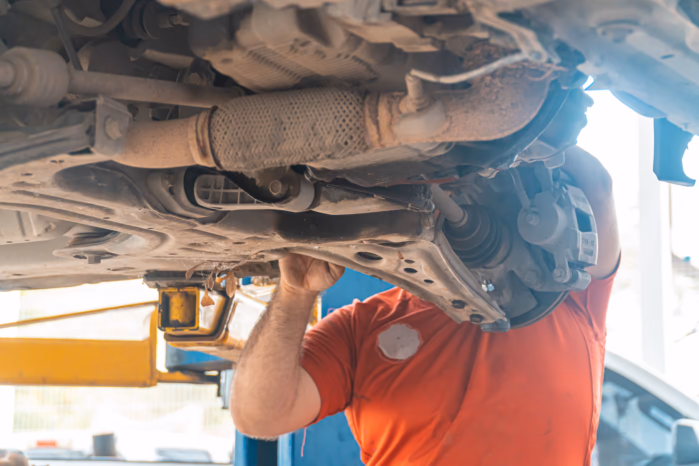 Kaputu açık otomobilin motor bölümü