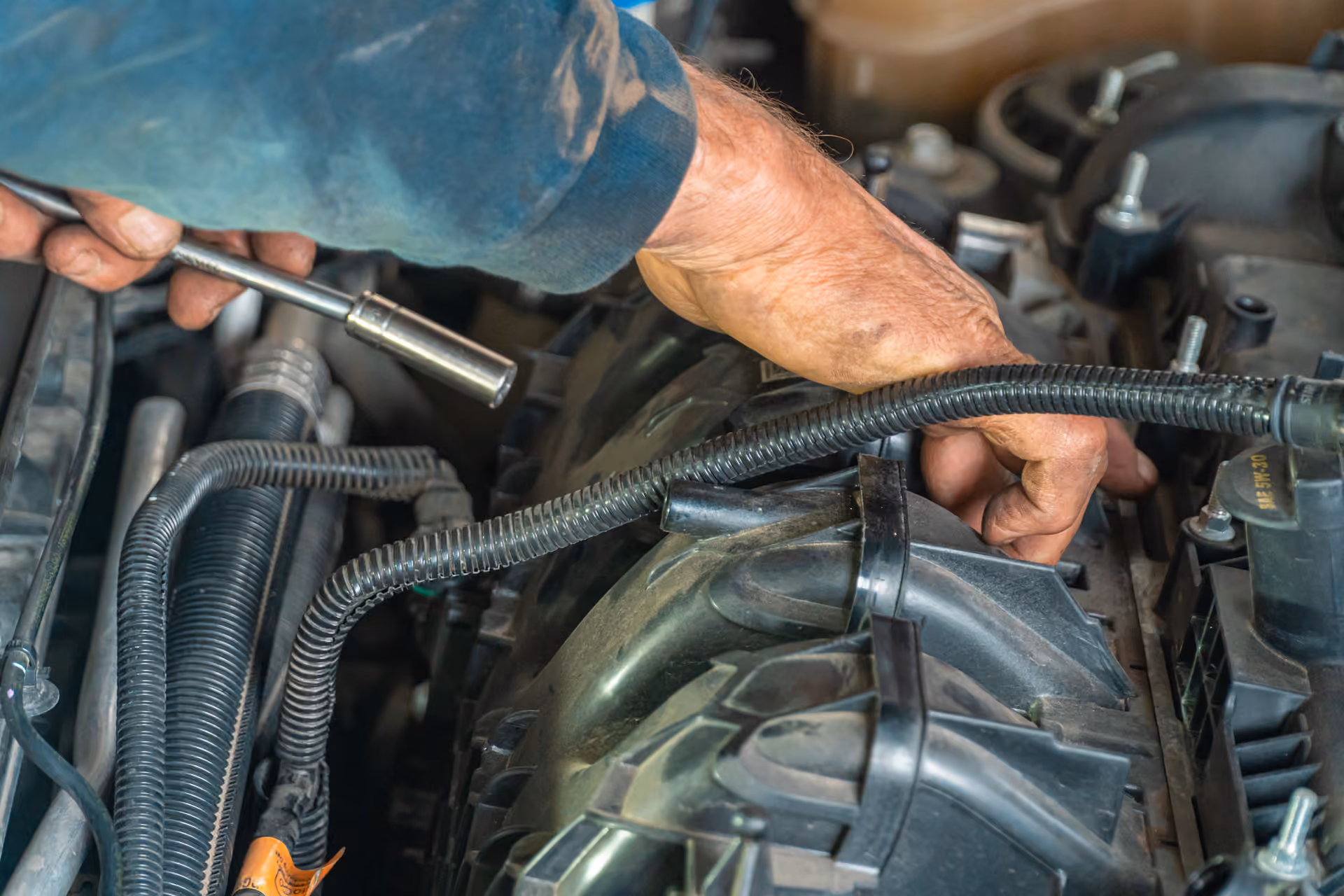 Motor bölümünde çalışan servis ustası