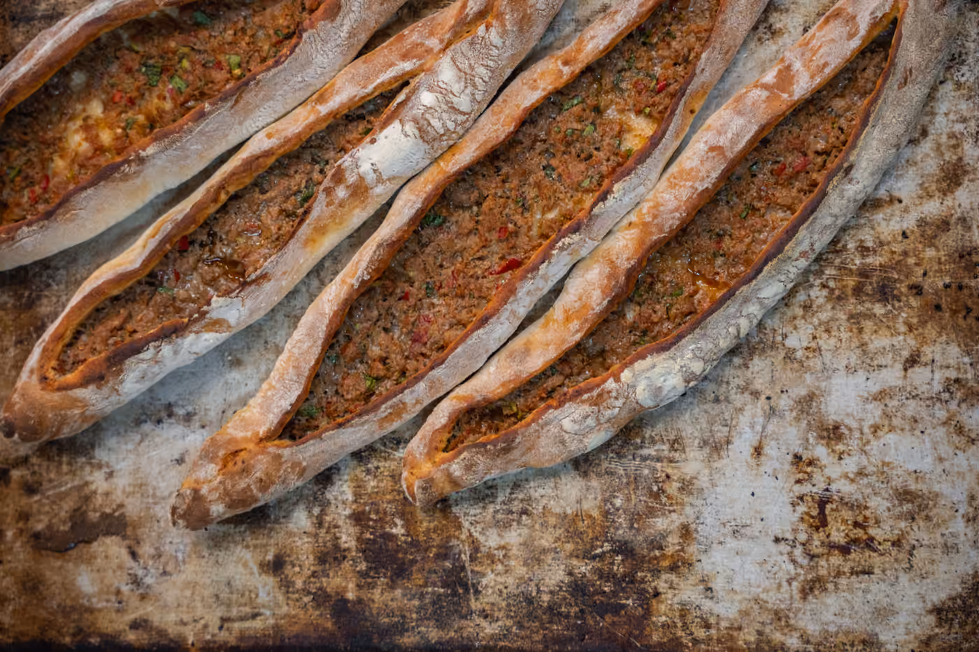 Kıymalı pide, fırından yeni çıkmış hâliyle