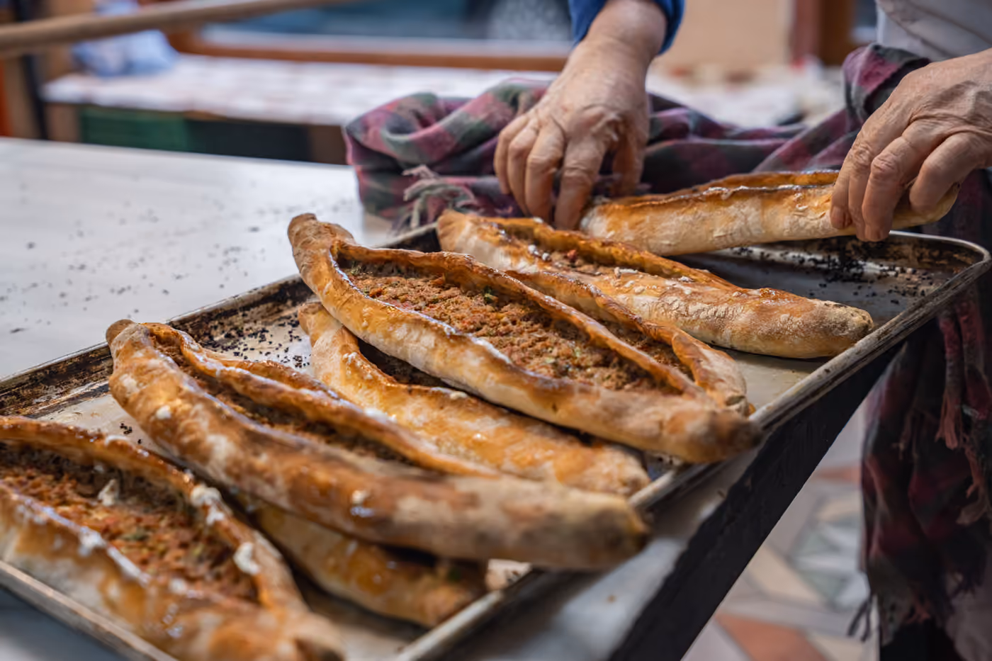 Mutfak tezgâhında dinlenen sıcak pide
