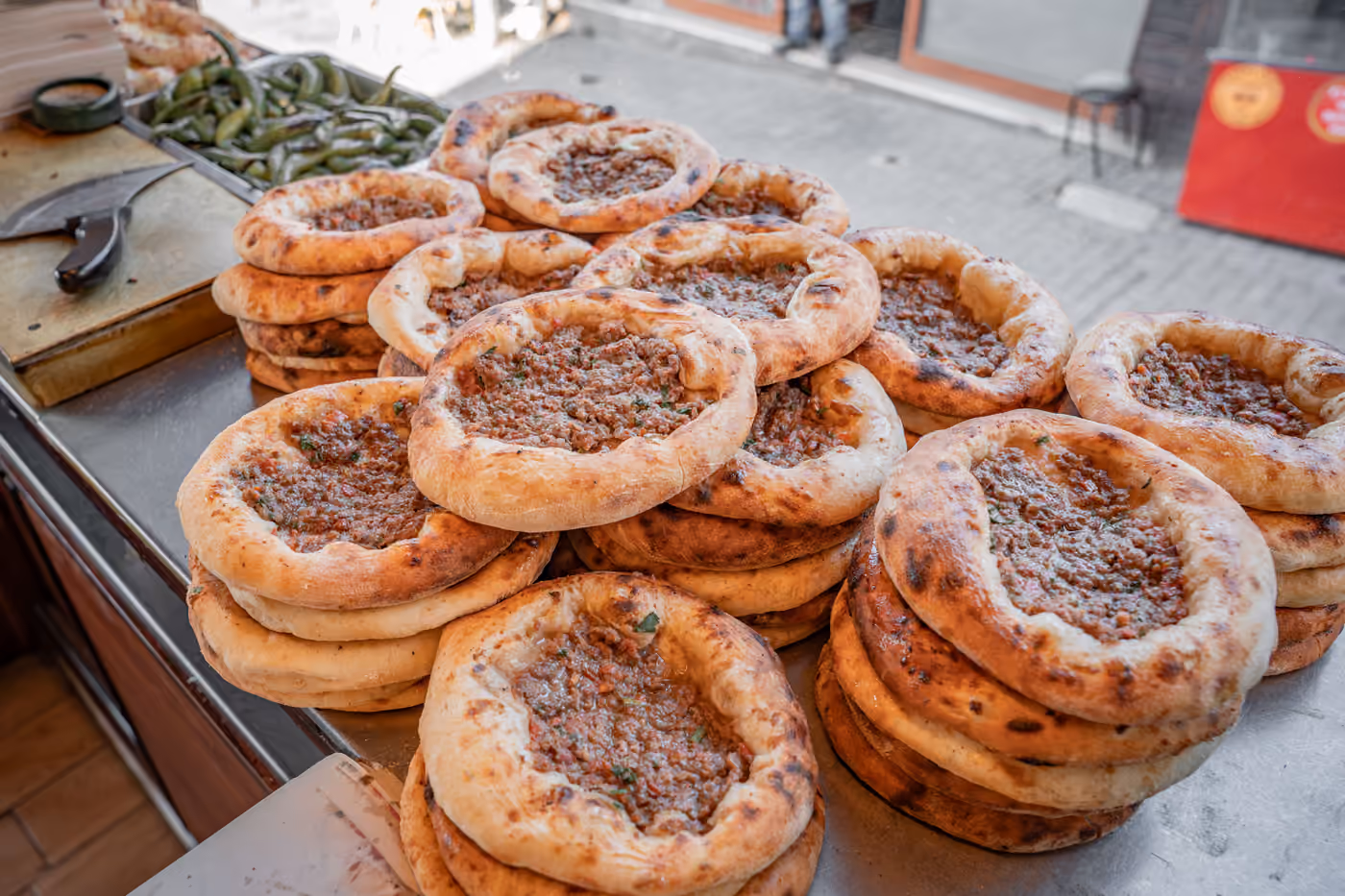 Üst üste dizilmiş paket pideler