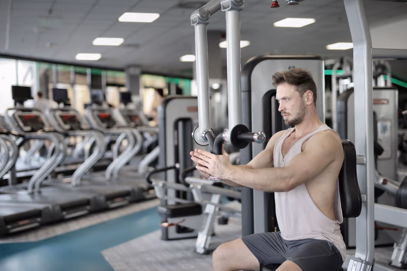 Zeminde hazırlanmış bar ve kettlebell, yakın plan