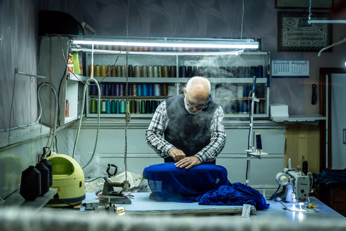 Kesim masasında serili kumaş ve kalıp kağıtları