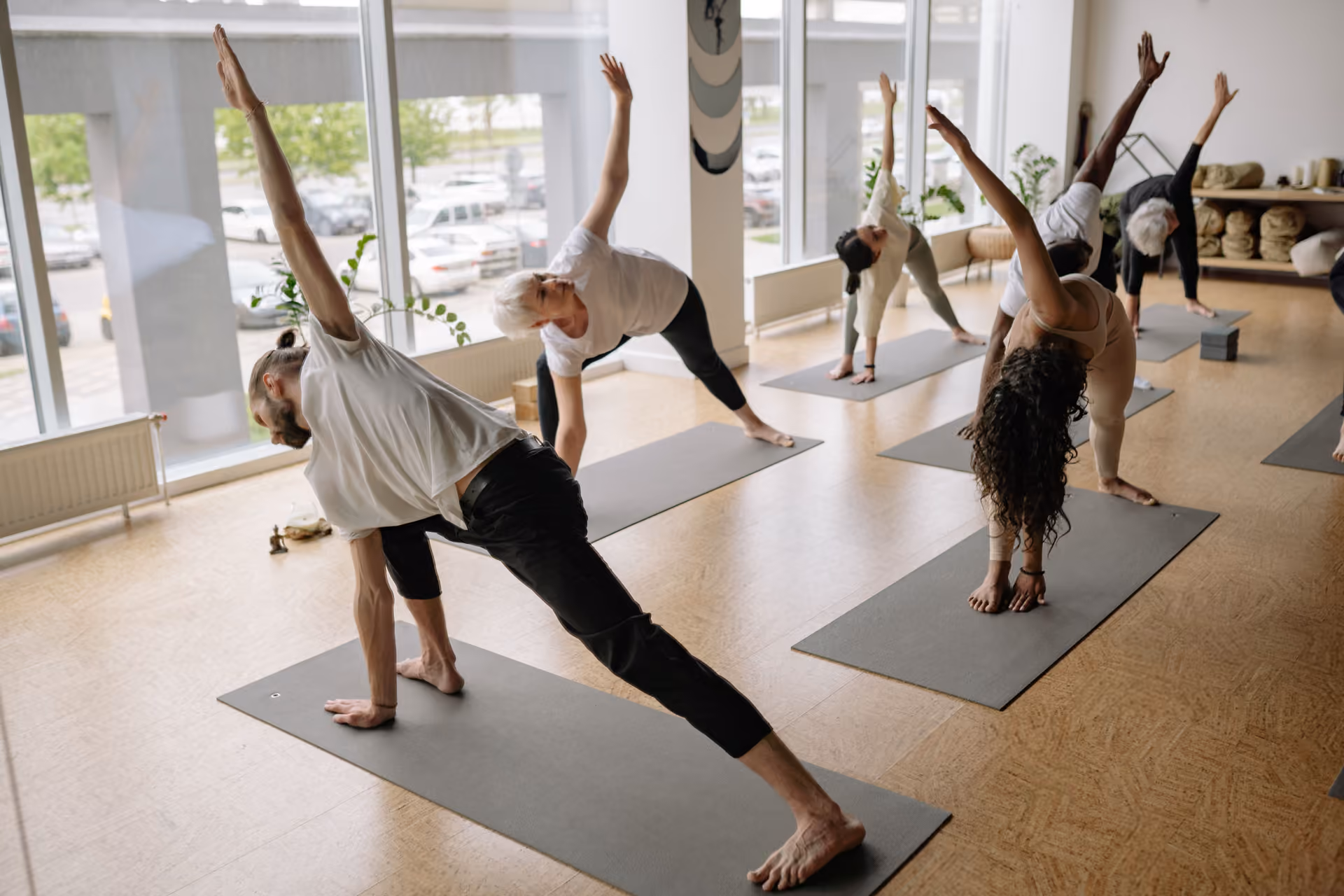 Salonda matlarını sermiş yoga grubu
